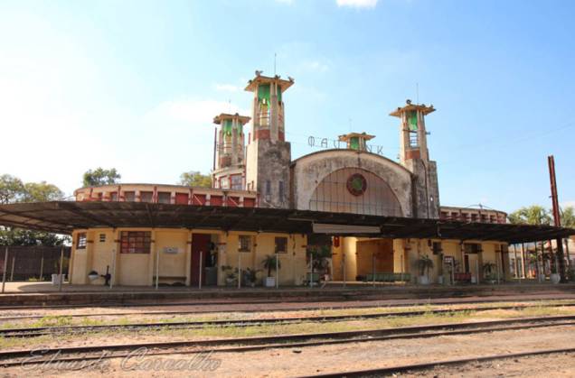 Ambientes da Estação Ferroviária de Mairinque: primeira estação construída com concreto armado no país tem calha furada, infiltrações e mato alto