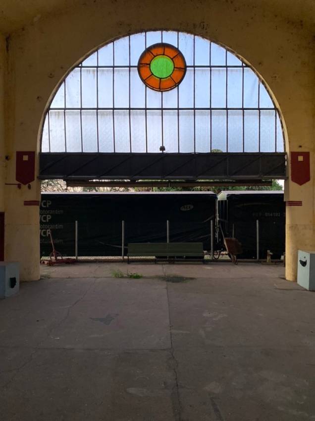 Ambientes da Estação Ferroviária de Mairinque: primeira estação construída com concreto armado no país tem calha furada, infiltrações e mato alto