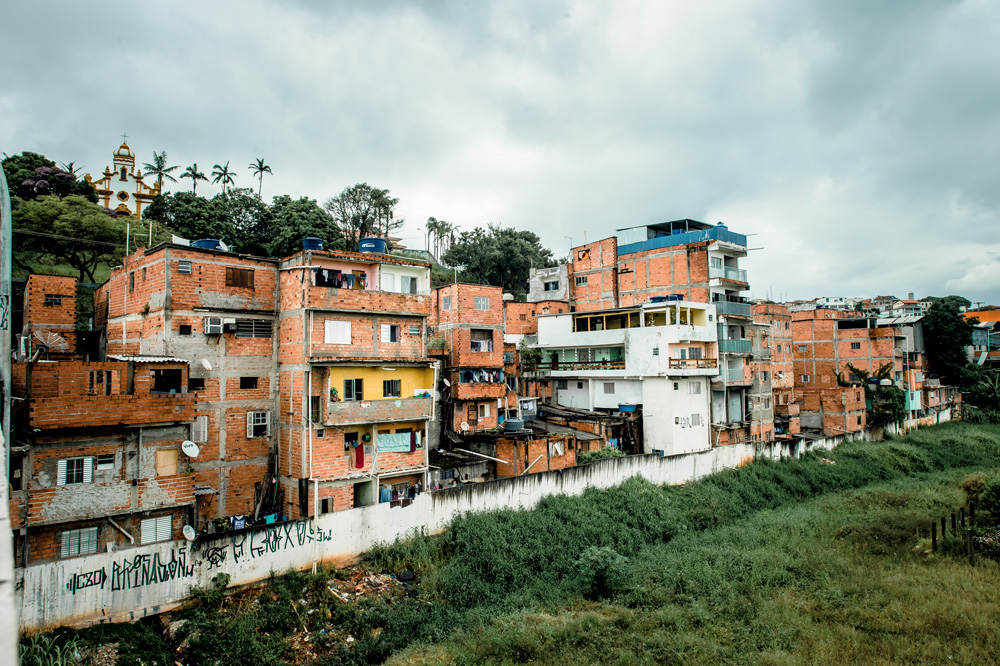 Casas sobrepostas em favela na Zona Norte