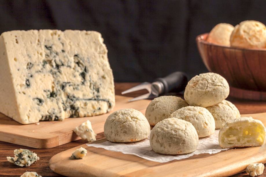 Diversos tipos de pão de queijo: gorgonzola é um dos sabores