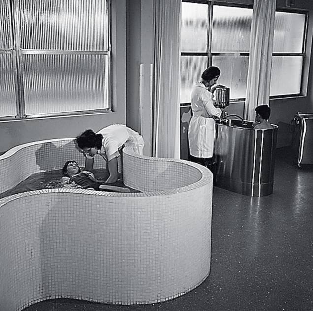 Evolução da Associação de Assistência à Criança Deficiente (AACD): entidade sem fins lucrativos fundada numa casa na Alameda Barão de Piracicaba, em Campos Elíseos, em 1950, ganhou centro de reabilitação no Ibirapuera, em 1963, e hospital ortopédico, em 1993. Evolução da Associação de Assistência à Criança Deficiente (AACD): entidade sem fins lucrativos fundada numa casa na Alameda Barão de Piracicaba, em Campos Elíseos, em 1950, ganhou centro de reabilitação no Ibirapuera, em 1963, e hospital ortopédico, em 1993.