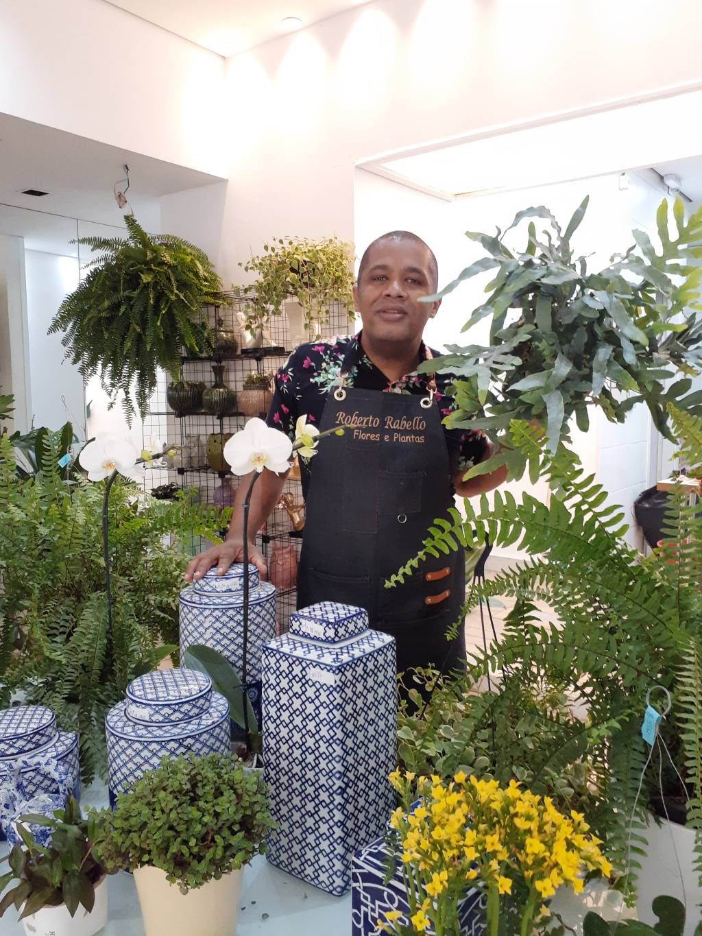 Florista dos famosos faz arranjos com plantas que seriam descartadas