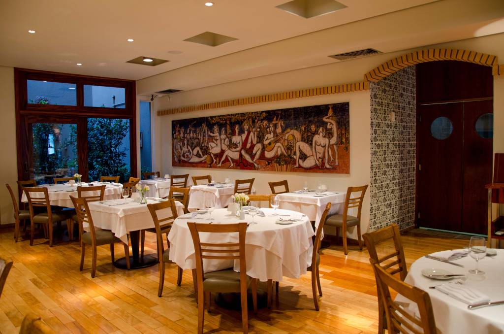 VINHERIA PERCUSSI Salão de restaurante com mesa com toalhas brancas