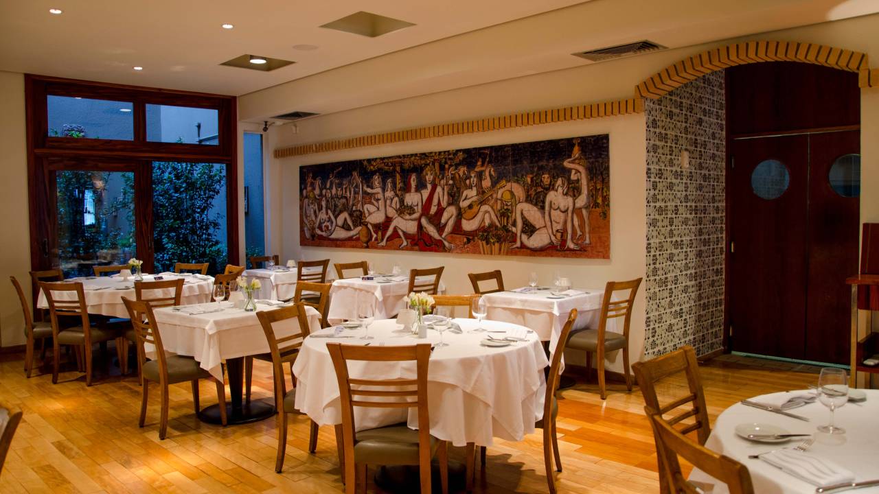 Salão de restaurante com mesa com toalhas brancas