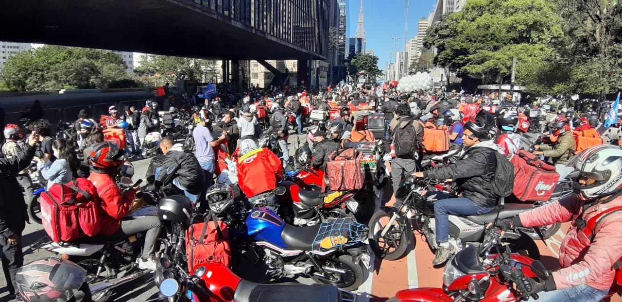 avenida paulista na altura do MASP tomada por entregadores de aplicativo, com suas caixas de entrega e motos estacionadas, em greve