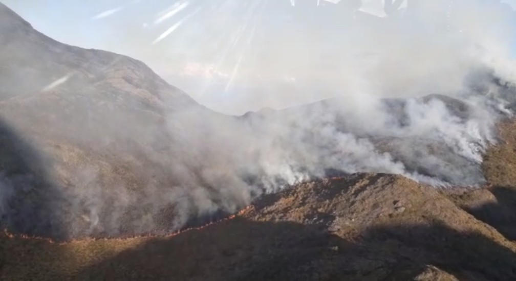 Forças Armadas ajudam a combater incêndio na Serra da Mantiqueira