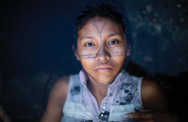 Ofélia Munduruku, de Raquel Brust, e Não Estamos Sozinhos, de Felipe Morozini: painéis de 9,5 metros por 4,8 metros são observados de dentro do veículo, por até dois minutos