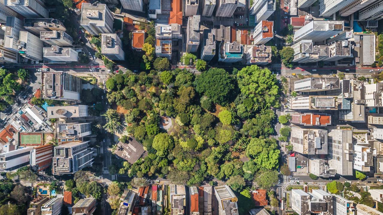 Imagem aérea mostra imagem do Parque Buenos Aires, com muito verde e edifícios residenciais no entorno