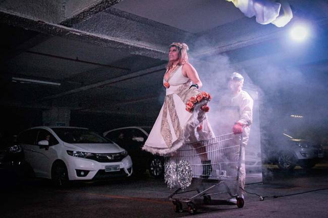 Novo espetáculo teatral é apresentado em estacionamento de supermercado