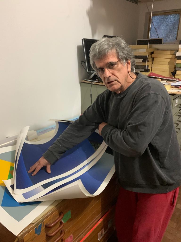 Artista plástico sofre assalto em casa e tem prejuízo de 80 mil reais