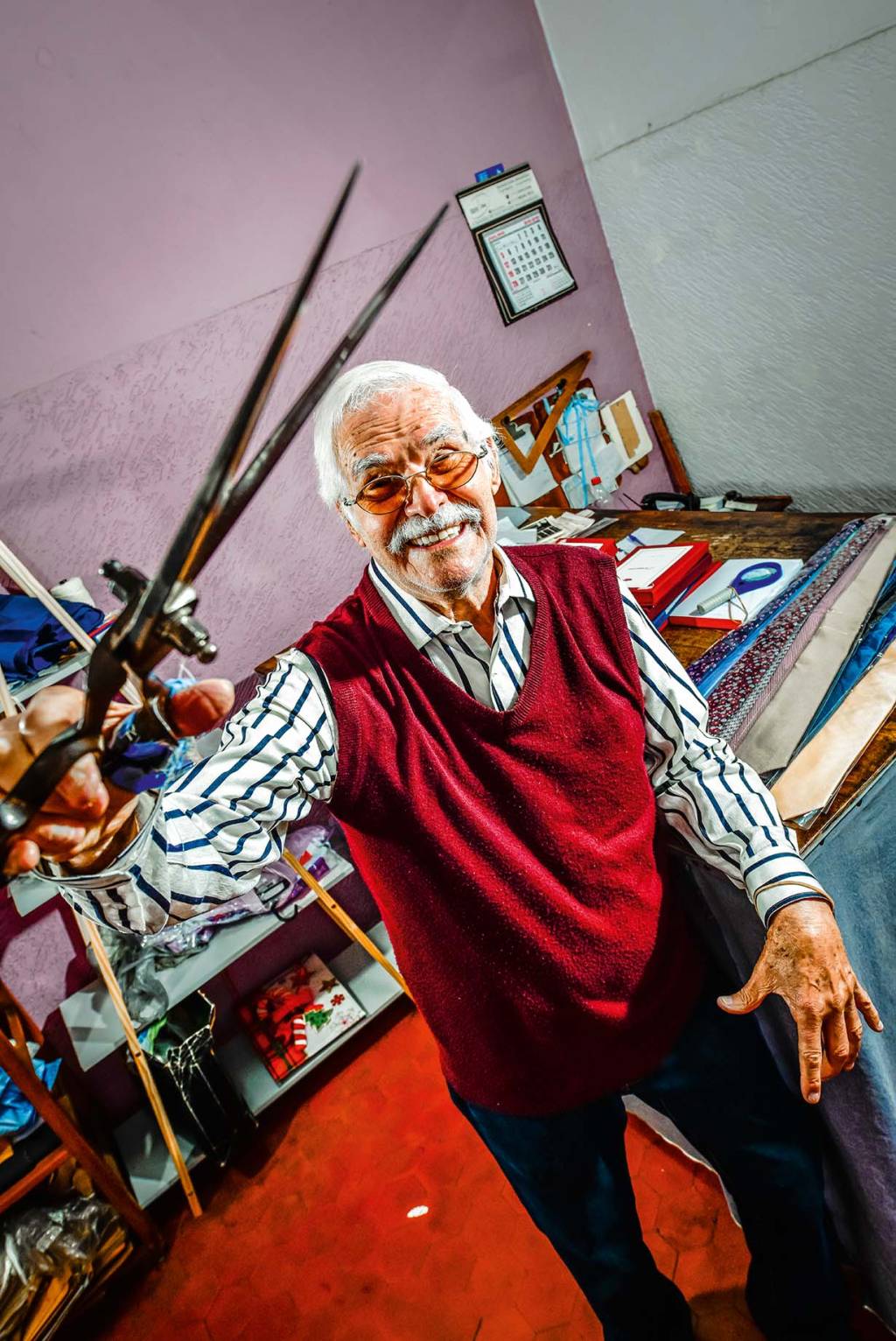 Camiseiro de 90 anos ganha mais de 80 mil reais após viralizar na internet