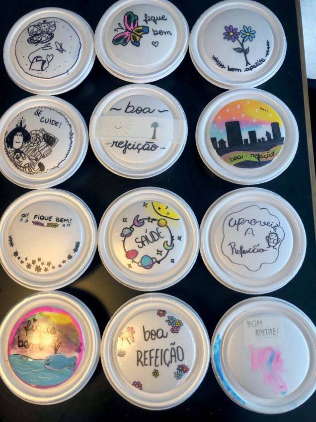 Tampas pintadas por crianças, marca registrada do grupo O Amor Agradece, criado na Zona Oeste