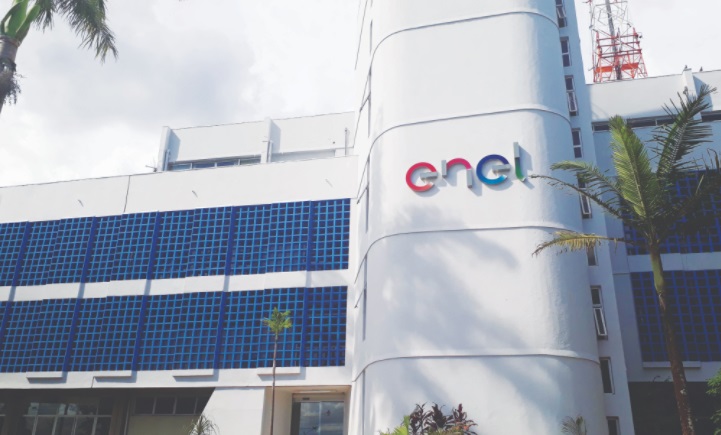Imagem mostra fachada de prédio que conta com logo da Enel