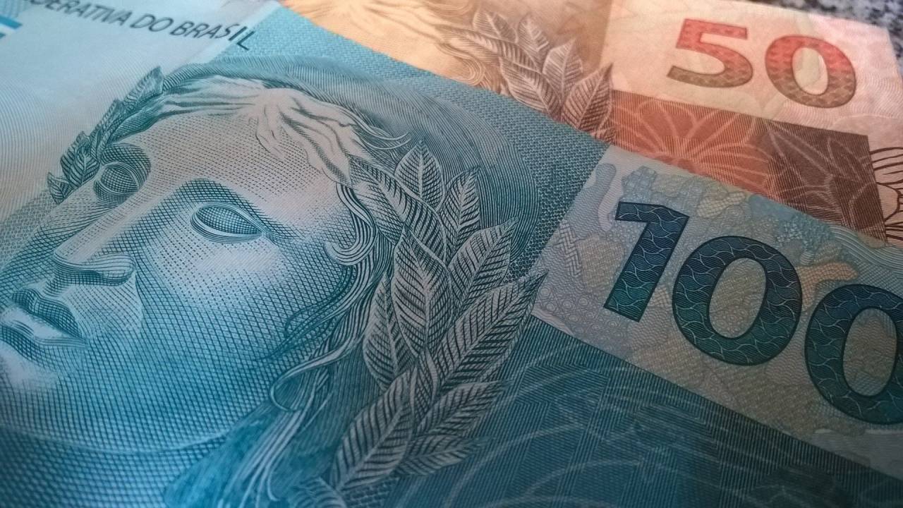 Imagem mostra nota de 100 reais e de 50 reais