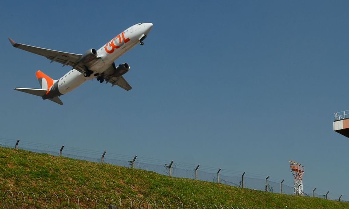 Imagem mostra avião da Gol decolando de aeroporto