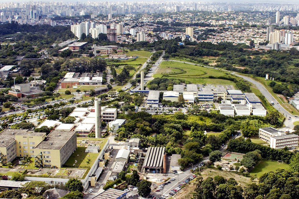 Vista aérea da Cidade Universitária com prédios e áreas verdes.