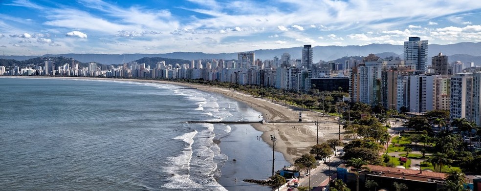 Imagem mostra praia de Santos