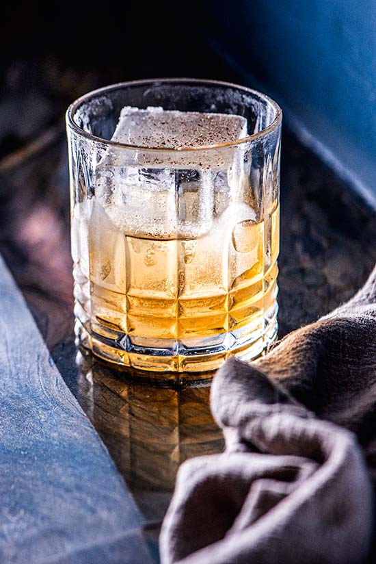 Hob nob punch: bourbon, rum, jerez oloroso e noz-moscada