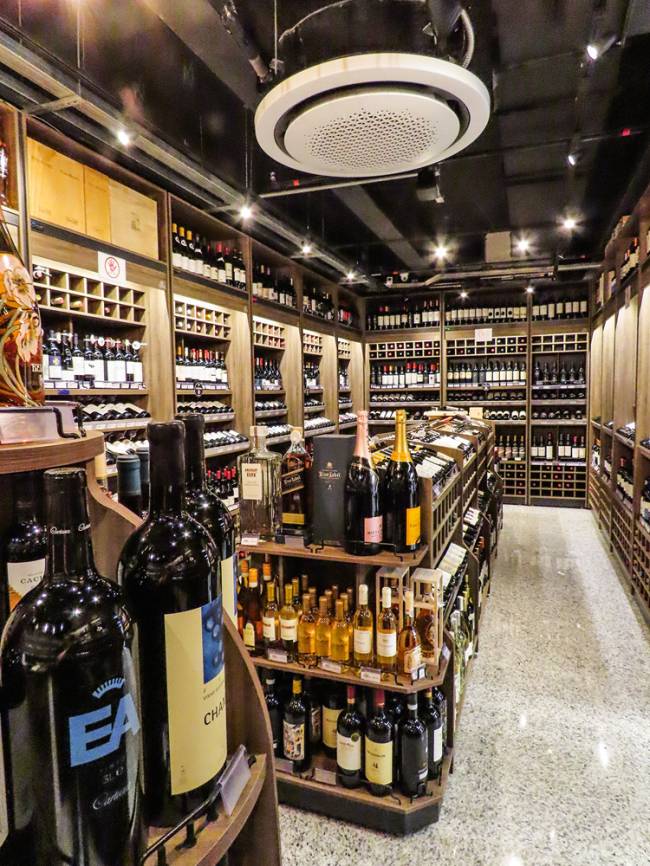 Com adega abastecida, supermercado Varanda chega a shopping da cidade