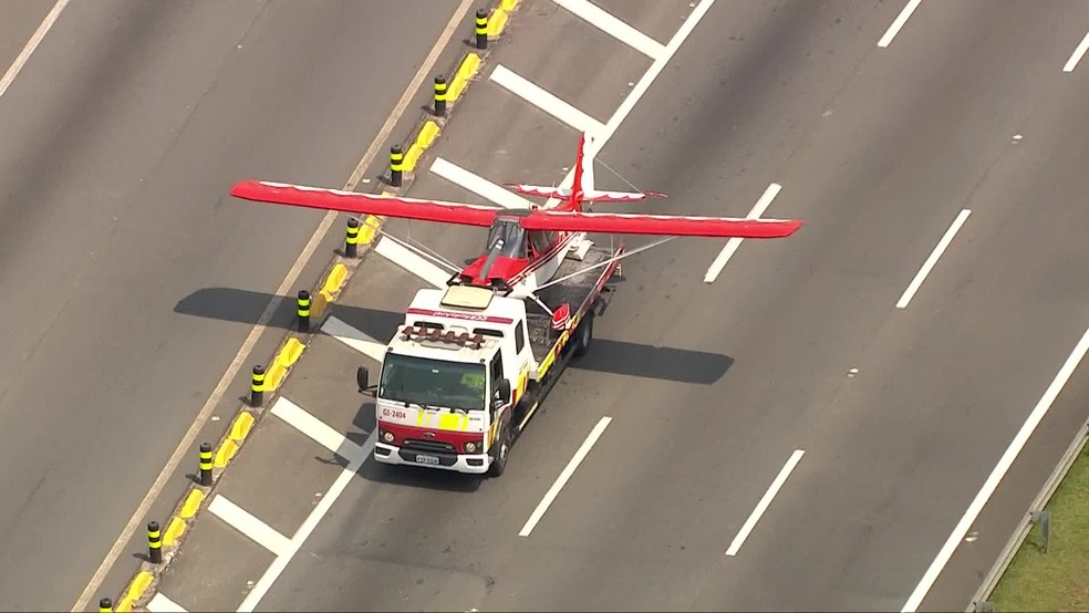 Avião de pequeno porte faz pouso no Rodoanel