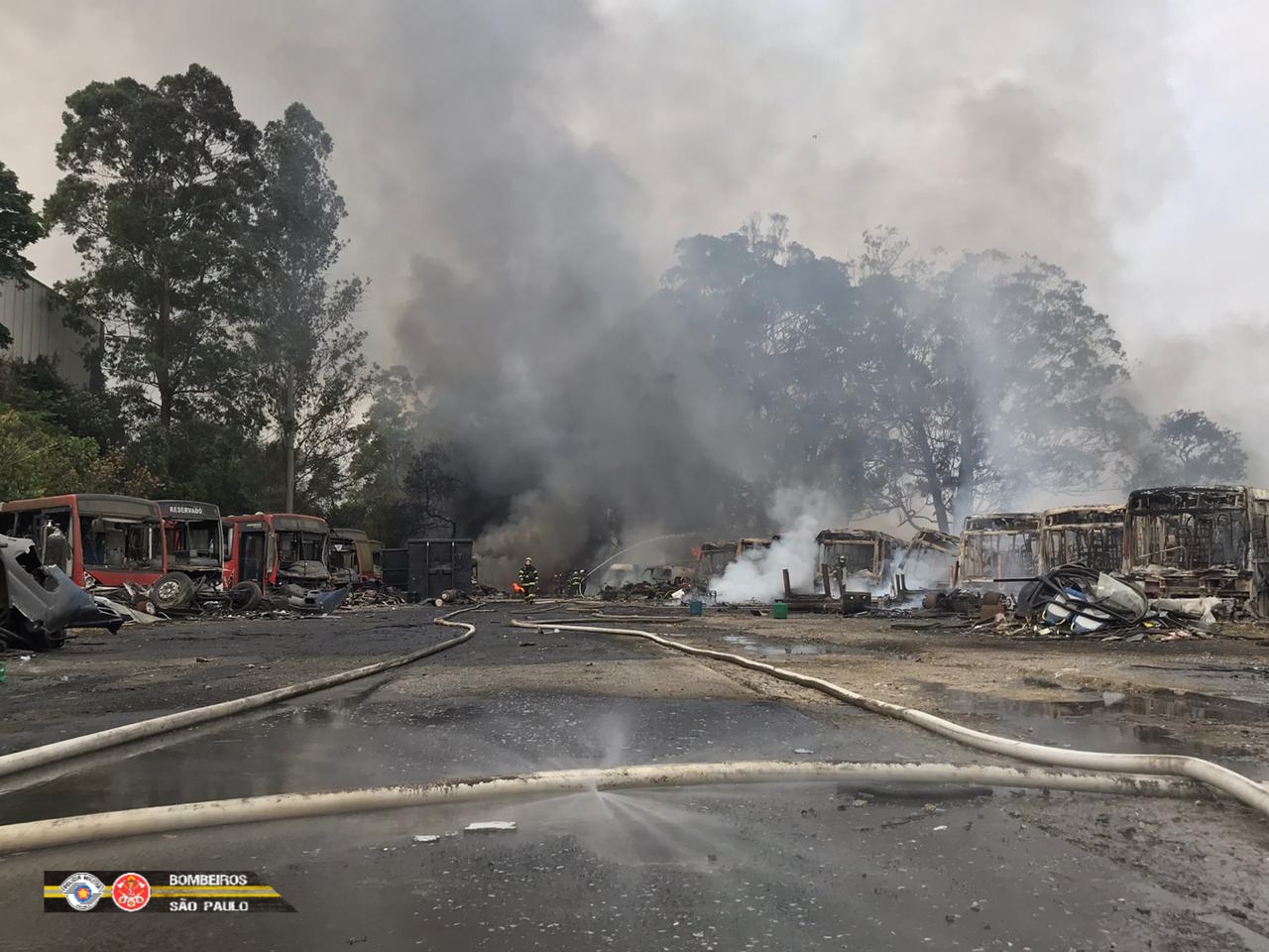 bombeiros-pário-de-ônibus Incêndio destrói 40 ônibus em pátio em Itaquera