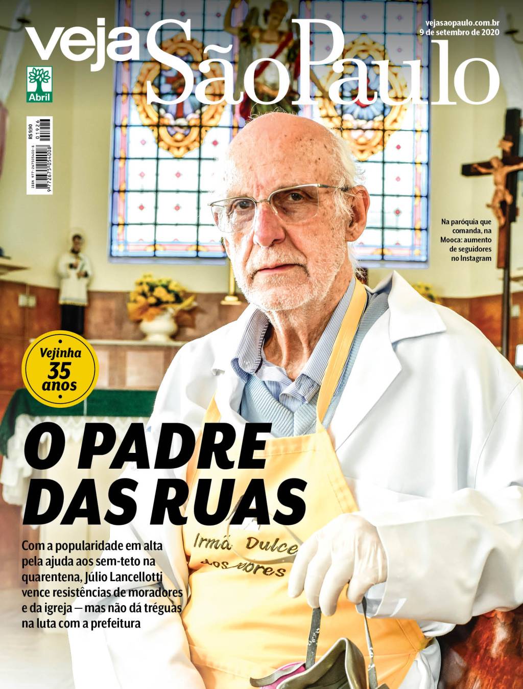 Imagem mostra a capa da revista Veja São Paulo com o padre Julio Lancellotti usando avental e com fisionomia séria, dentro de sua igreja, na Mooca