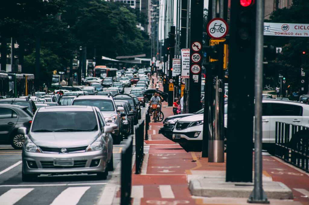 Avenida Paulista com carros em uma das vias