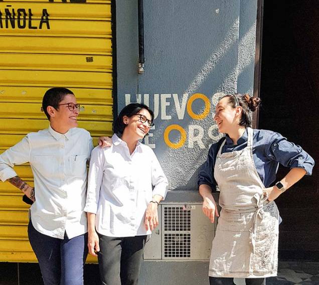 Daniela Bravin e Cassia Campos noatendimento e menu Ligia Karasawa: nova cara no bar