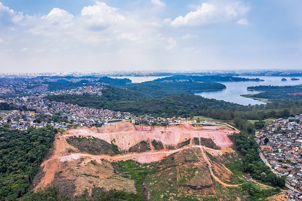 VEJA-SP-montagem-vertical Desmatamento ilegal em Parelheiros dá lugar a loteamentos clandestinos