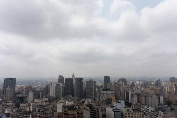 Imagem mostra horizonte de prédios com tempo nublado em São Paulo.