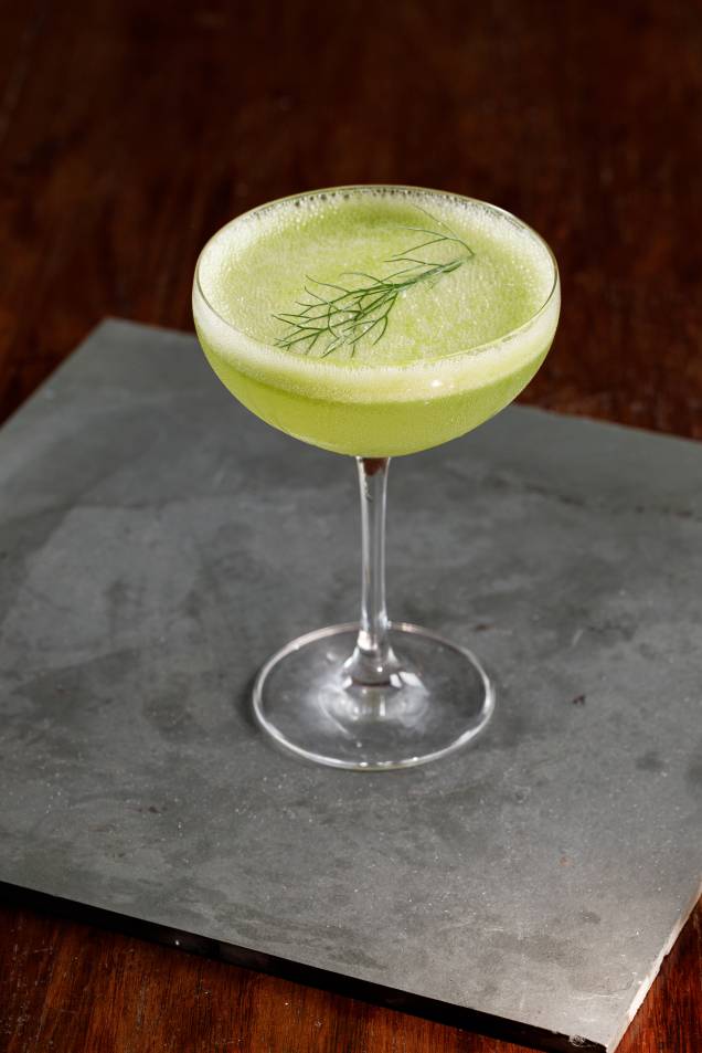 Drinque: soju (destilado coreano), melão, pepino, salsão, limão, açúcar e um traço de absinto branco e aquafaba Drinque: soju (destilado coreano), melão, pepino, salsão, limão, açúcar e um traço de absinto branco e aquafaba