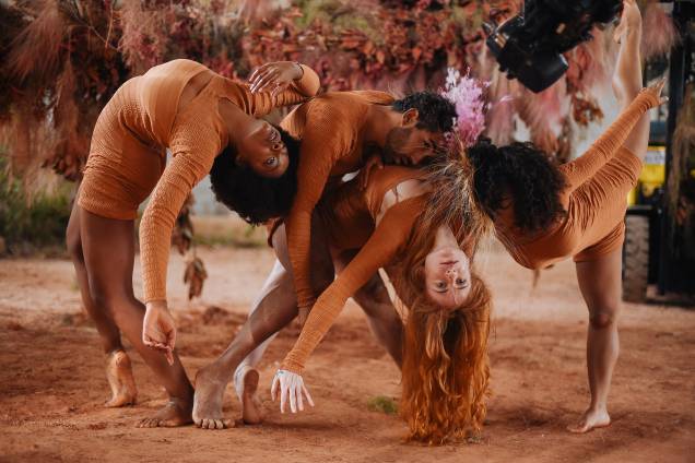 Pés no chão: bailarinos celebram a natureza em coreografia narcísica