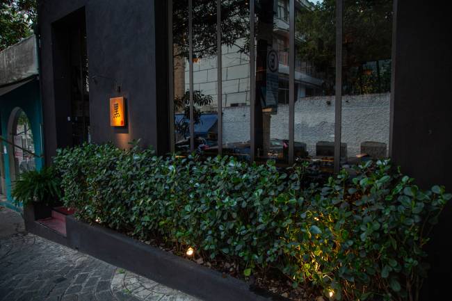 Achados ELO – Kuro Fachada discreta: ambiente moderno