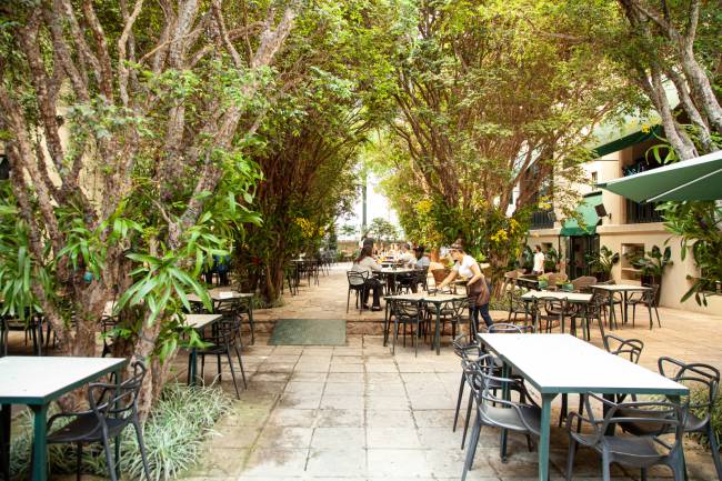 Restaurante fica na centenária Casa da Don'Anna e tem mesas espalhadas ao ar livre