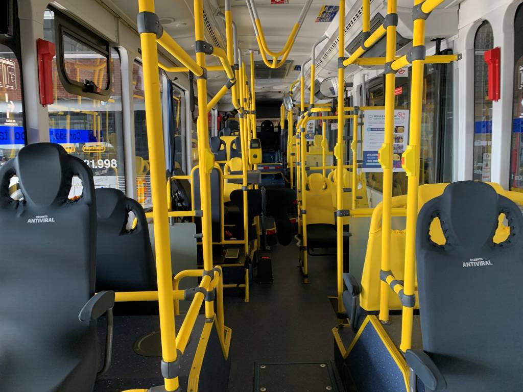 Interior de ônibus com tecnologia antiviral.