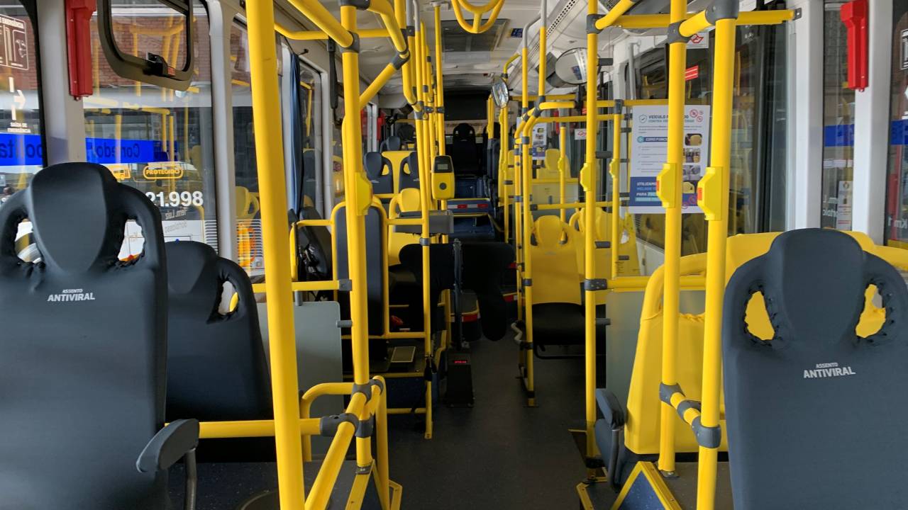 Interior de ônibus com tecnologia antiviral.