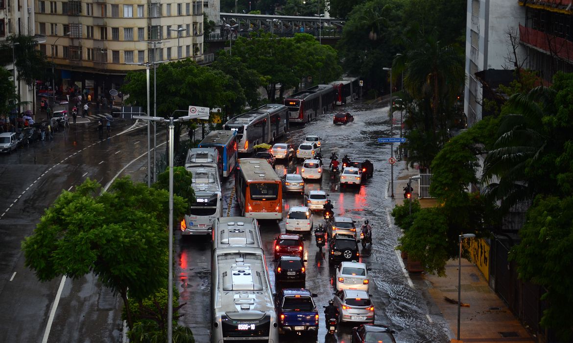 Imagem de trânsito em dia chuvoso.