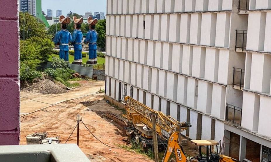 conjuntos-lacrados Jardim Lidiane: obra em marcha lentíssima no conjunto de cores vibrantes