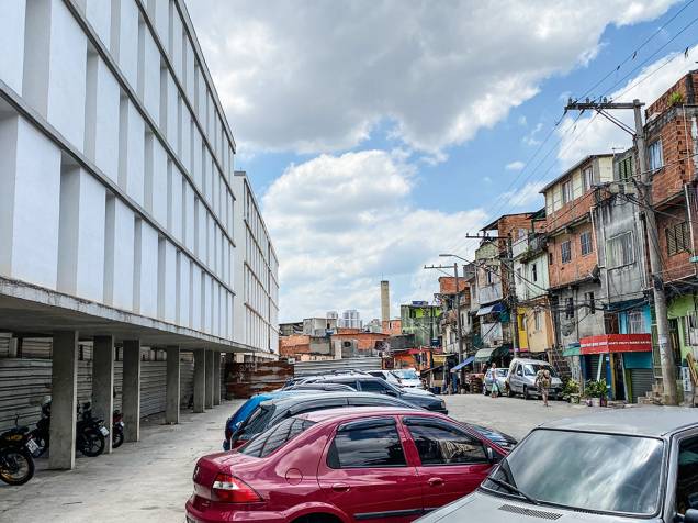 O contraste dos prédios novos com a antiga favela: obra iniciada em 2011