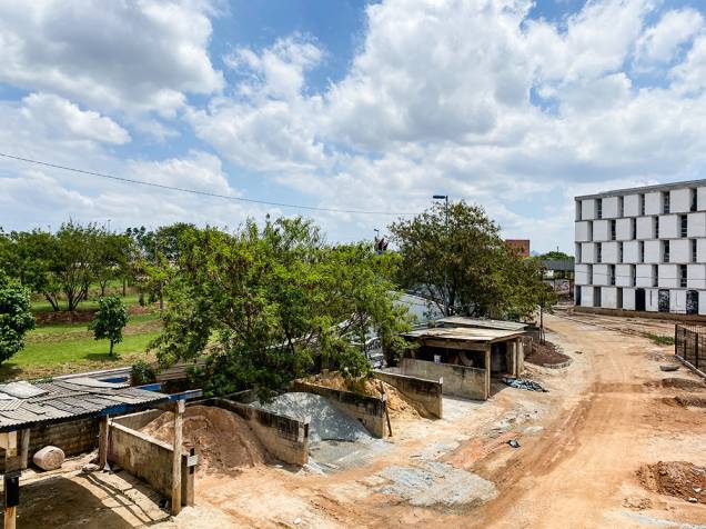 Canteiro de obras: conjunto habitacional em construção desde 2011