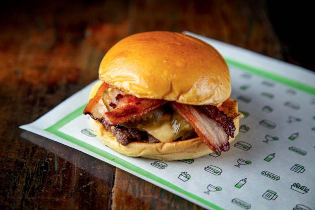 Cabana Burger: bacon blast com queijo tipo americano, picles, molho da casa e o toucinho no pão