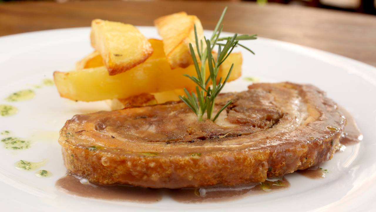 Porchetta assada com acompanhamento de batatas