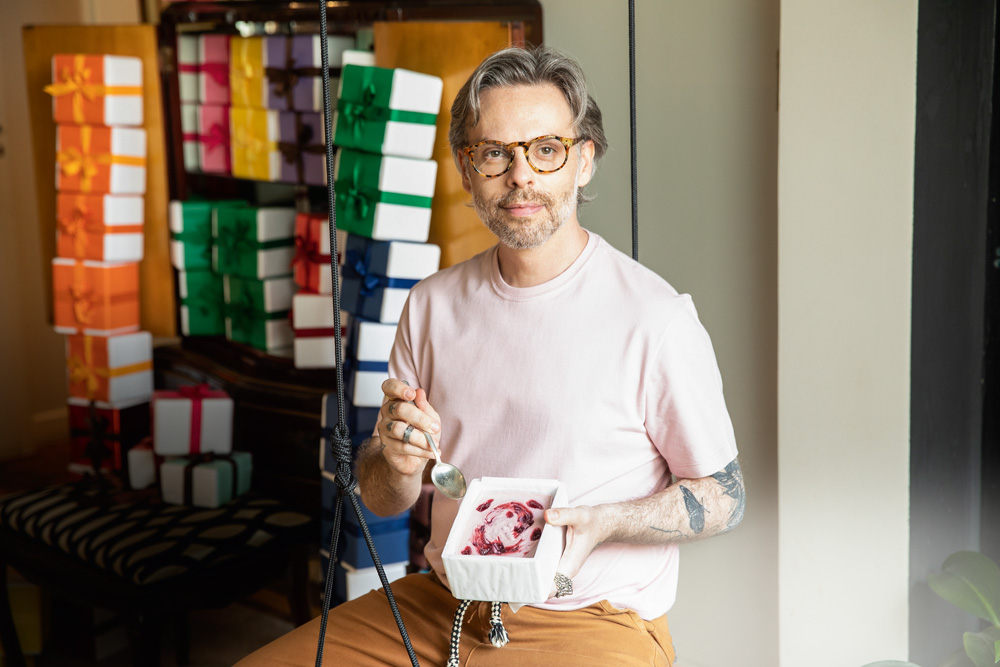 Estilista paulistano revela que virou sorveteiro e inaugura primeira loja