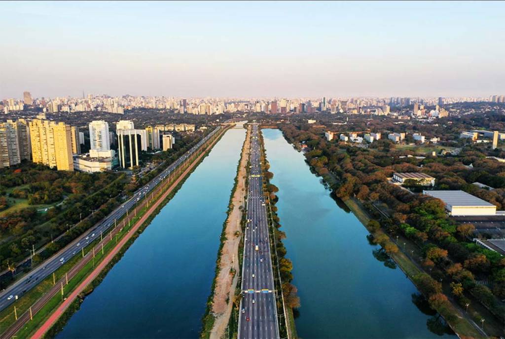 A imagem mostra o Rio Pinheiros visto de cima ao lado da raia olímpica da USP