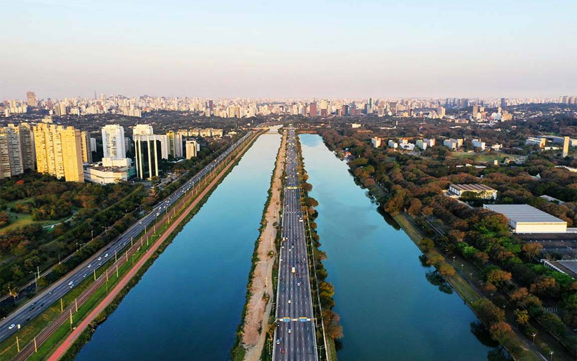 A imagem mostra o Rio Pinheiros visto de cima ao lado da raia olímpica da USP