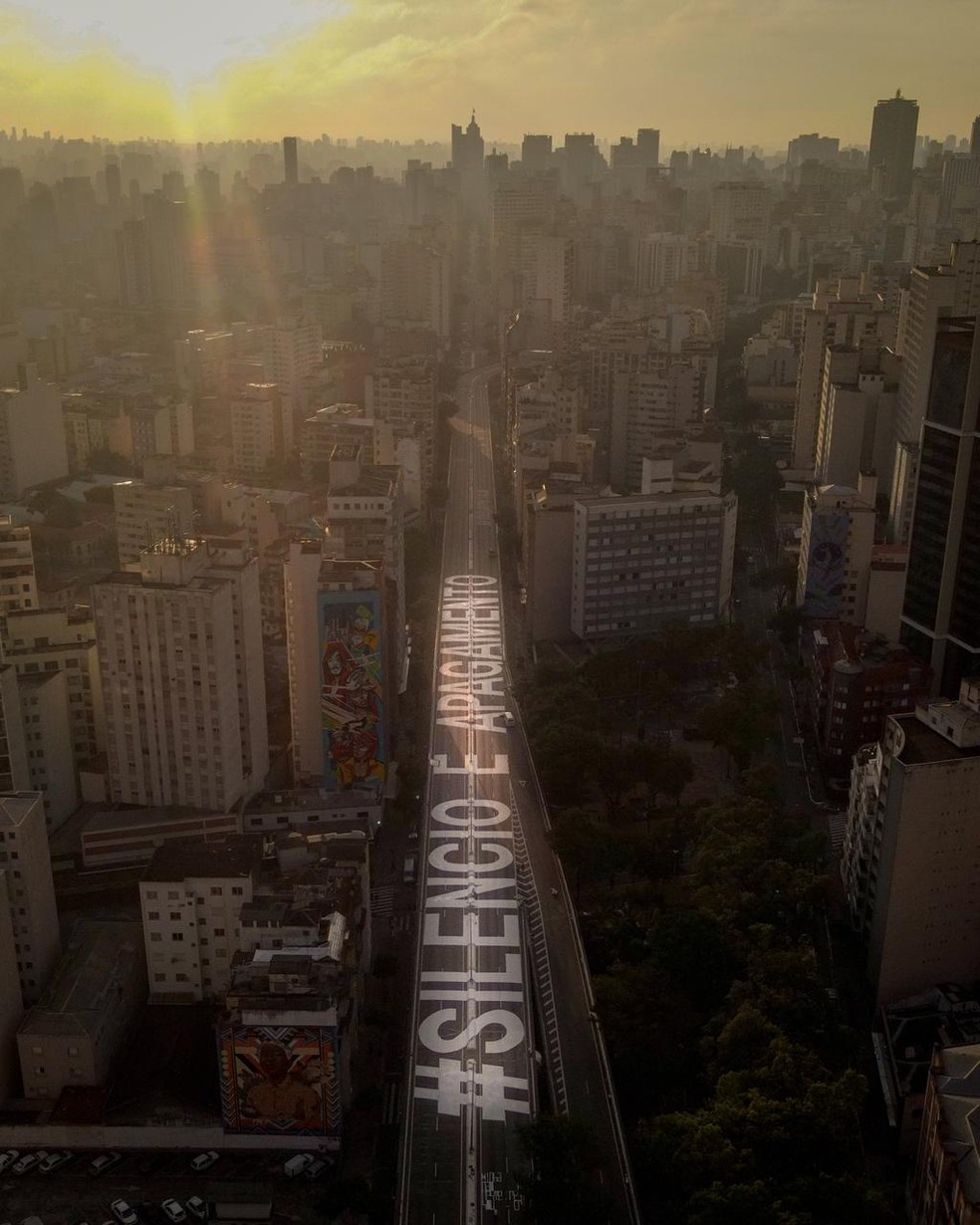 Inscrição "Silêncio é apagamento" é pintada no Minhocão