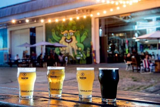 Área ao ar livre para beber bons copos de witbier, zn lager, miracle ipa e dry stout Área ao ar livre para beber bons copos de witbier, zn lager, miracle ipa e dry stout