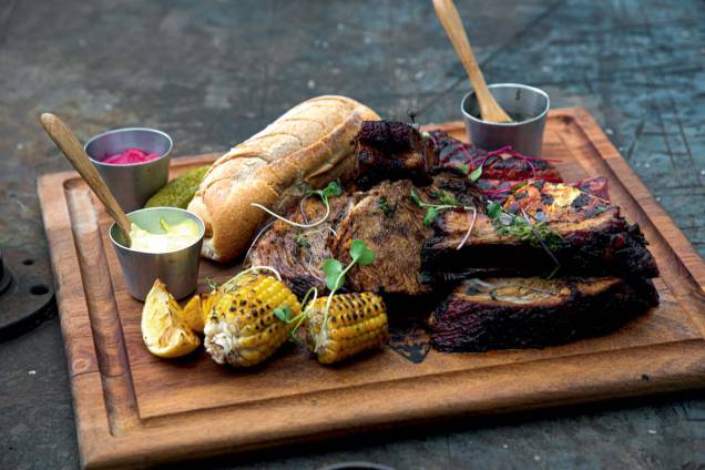 Tábua mista para duas pessoas com cupim, linguiça de pernil com bacon, costelinha suína, picles, milho tostado, pão e chimichurri fresco Tábua mista para duas pessoas com cupim, linguiça de pernil com bacon, costelinha suína, picles, milho tostado, pão e chimichurri fresco