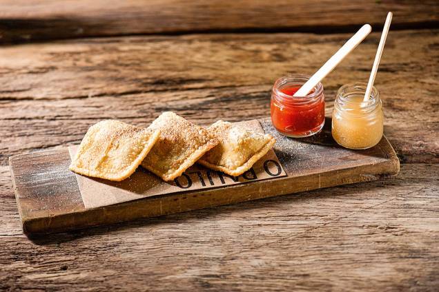 Pastel de queijo da serra da Estrela com compotas de maçã verde e pimentos Pastel de queijo da serra da Estrela com compotas de maçã verde e pimentos