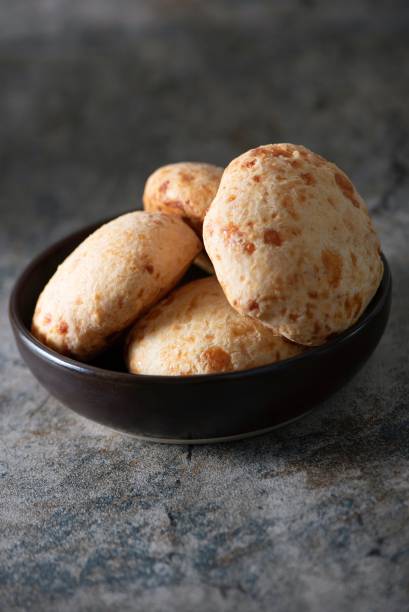 Pães de queijo: de sabor intenso, é feito a partir dequeijos meia-cura e parmesão